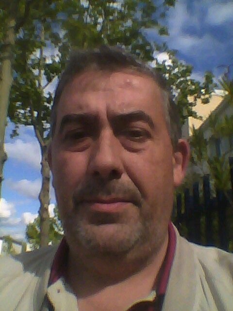 Bachiller en Filosofía. Diplomado en Cinematografía. Realizador de Televisión. El gran Amor del Señor, nunca cesa.