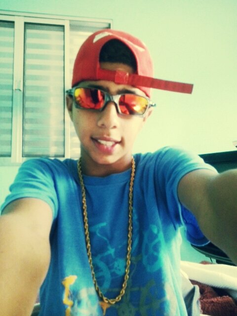 -não se iluda com um sorriso,por que o coringa mata rindo.(8