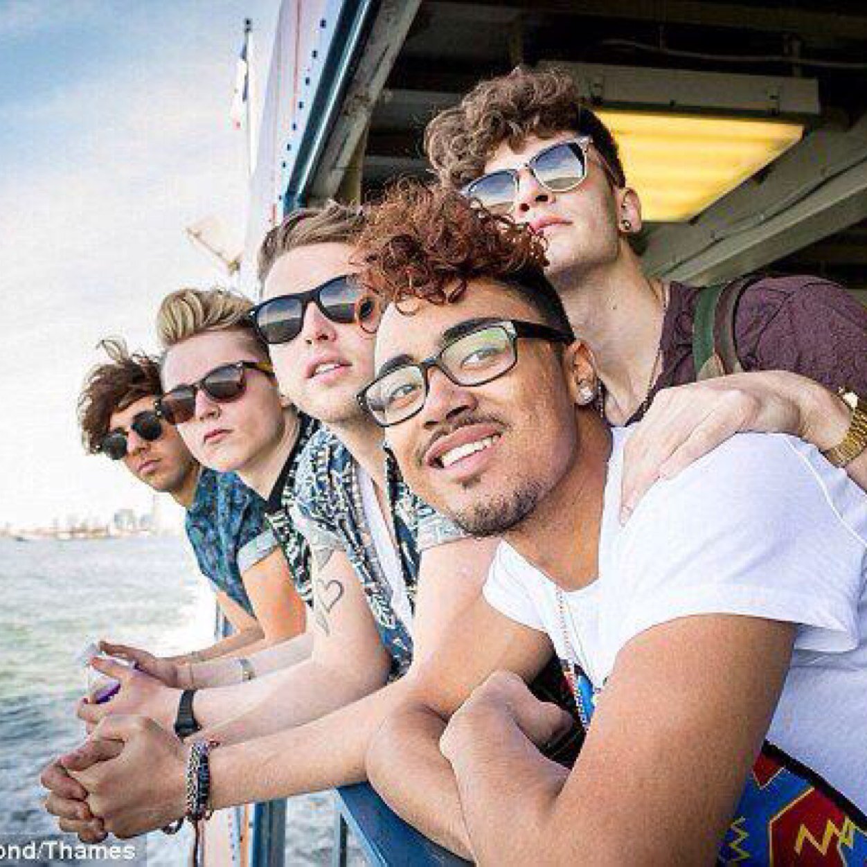 Source française sur le groupe @KingslandRd !