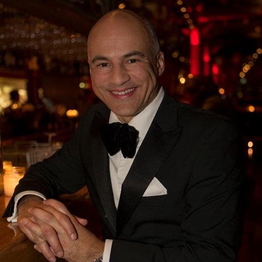 Sonny’s Inc. was created by Sonny Hoogwerf. His aim was to entertain people by means of his greatest passion: MUSIC. Not just any music, it had to be music of t