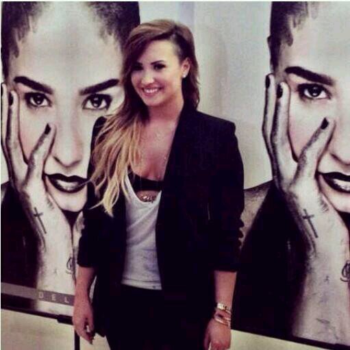 club oficial Demi Venezuela -neon lights Tour- Demetria Lovato