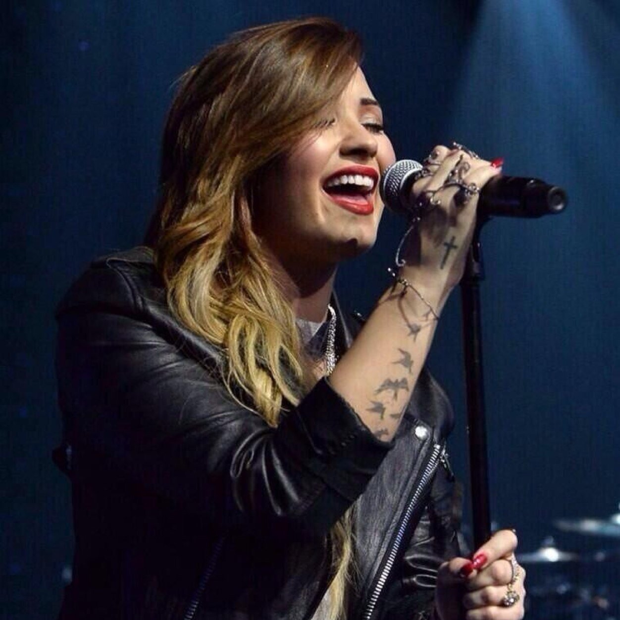 YOU GOT A FREE FOLLOW, FOLLOW @ariixbieber OR I UNFOLLOW! demi saved my life and everyday i'm thankful to her!