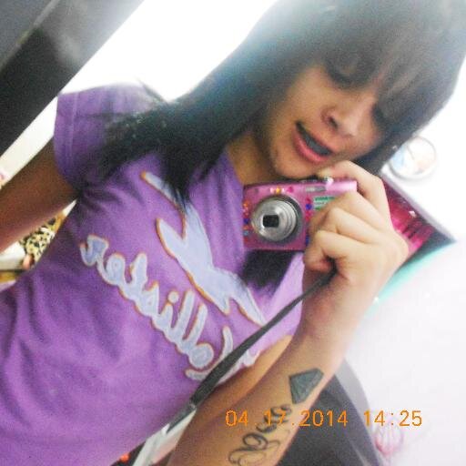 ‎- Ciumenta, boba, insegura, romântica, chorona, mandona, orgulhosa, irônica, sonhadora, exagerada e dramática. Essa soou Euu ((: