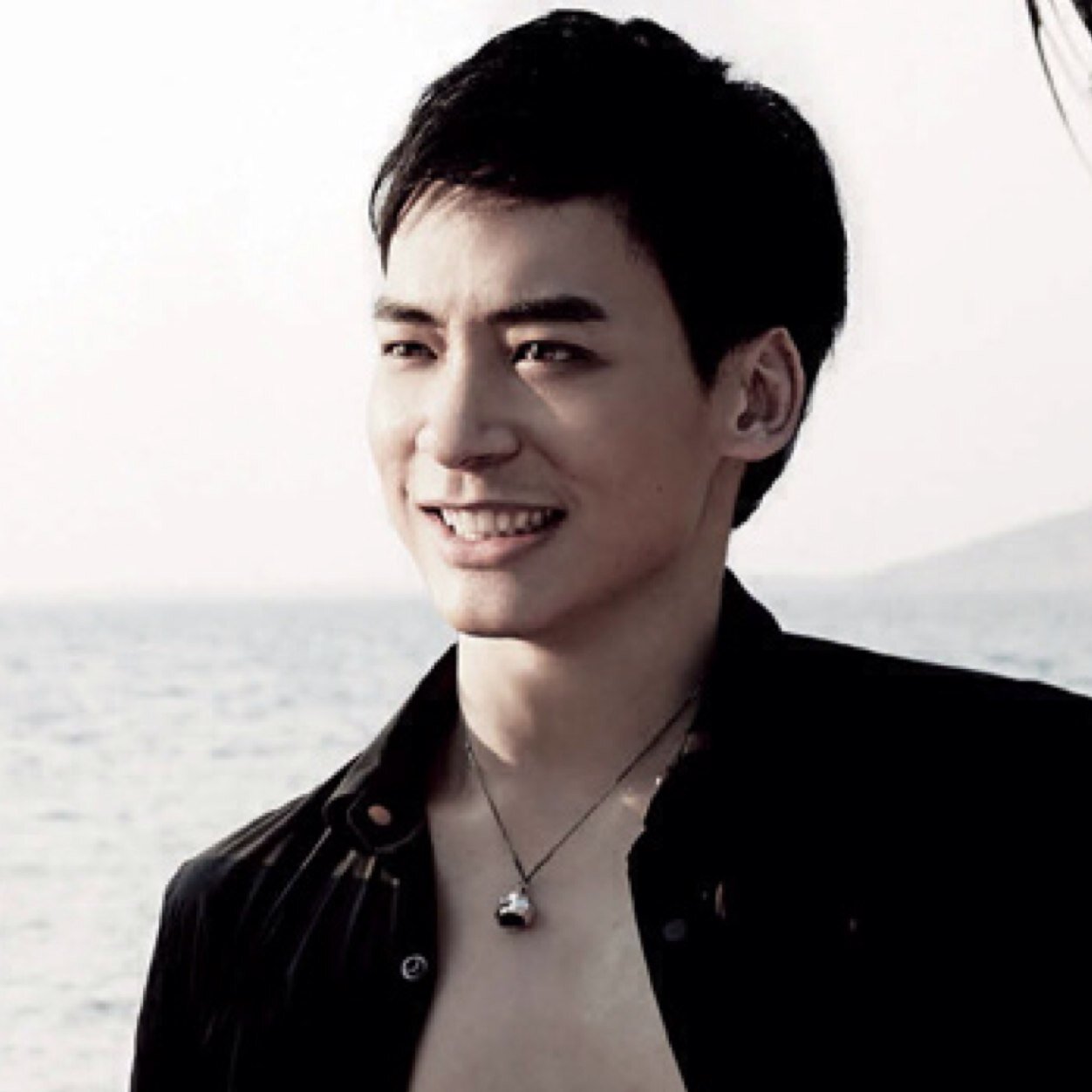 เพชร ภูมิวงศ์ ชายหนุ่มขี้เล่น อารมณ์ดี ชอบเห็นคนรอบข้างมีความสุข ชอบเล่นมุขฝืด มีความฝันเป็นนักร้อง **ไม่ใช่บี้ The Starนะครับ