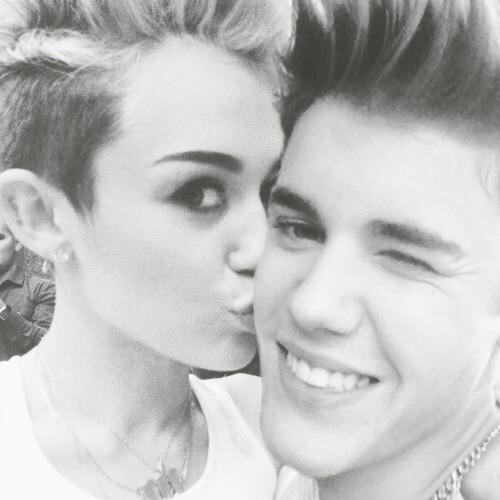 ''non importa quanto aspetti,ma chi aspetti'' @justinbieber / @MileyCyrus