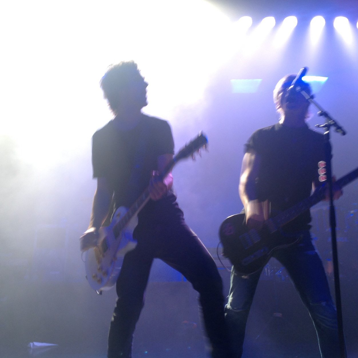 Whoever you are: WELCOME!!! #R5Family We're 2 Belgian girls: Mathilde (@Mathilde_Sikora) and Emilie (@EmiliePecheur) :D