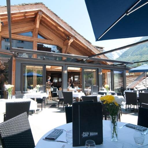 Restaurant contemporain, cuisine du monde, Sushis, Fruits de mer. Belle terrasse avec vue sur la Chaîne du Mont-Blanc à Chamonix.
Magnifique carte des vins.