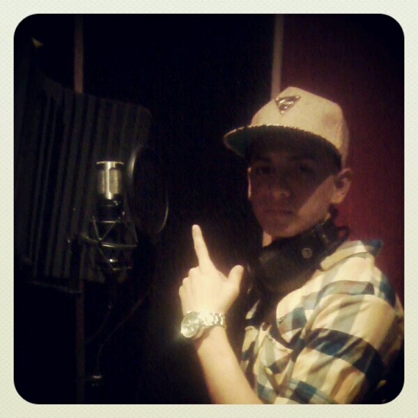 Cantante/compositor urbano Ecuatoriano actualmente en la compañía @leviatham_inc. Para contrataciones: 086231303 - 087735708 - alfredoleytoncastillo@gmail.com