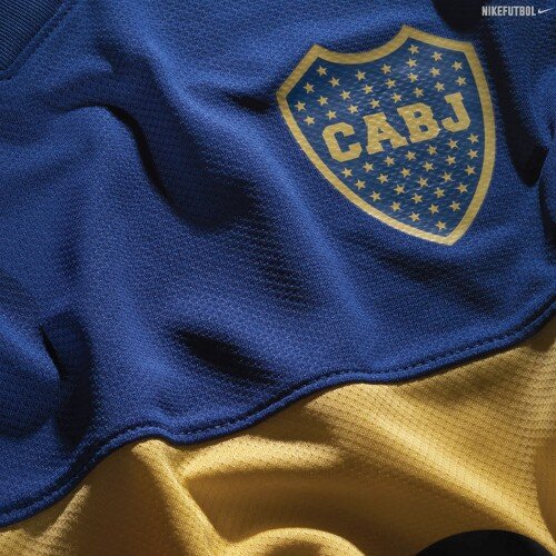 Fanático del fútbol y la música.
