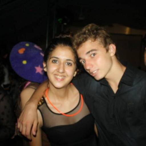 Cualquier persona te puede hacer sonreir, pero no todo el mundo te puede hacer feliz!  la quiero mucho a mi primaa :3