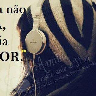 amo musicas, fazer amizades, sair com amigos, curtir a vida......