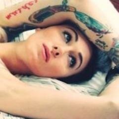 Escritora a ratos libres,dibujante creadora de mundos y luchadora de causas perdidas. Amante de los animales, got,the fall, yaoi y etc etc