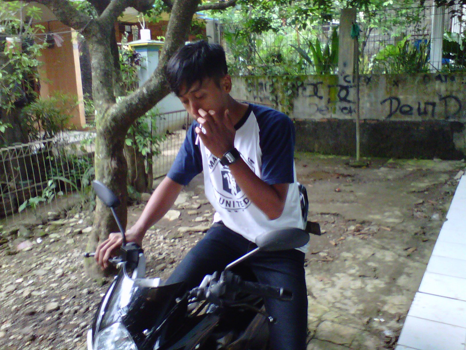 helmyRSL's profile picture. Bermula dari ISENG jadi KEBIASAAN dan mulai BEBAS . Jangan cek fav yah .. SAMPAH soalnya :) :u