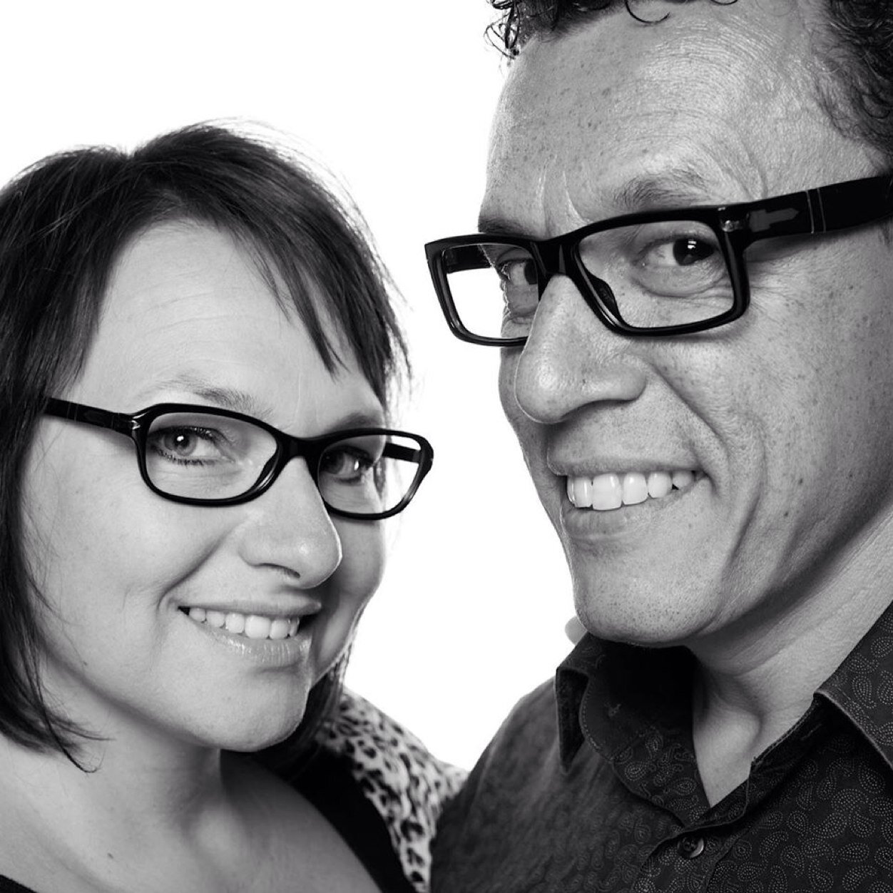 Opticien in Ridderkerk met unieke thuisservice. Grote merken. Online winkel voor zonnebrillen, horloges en sieraden.