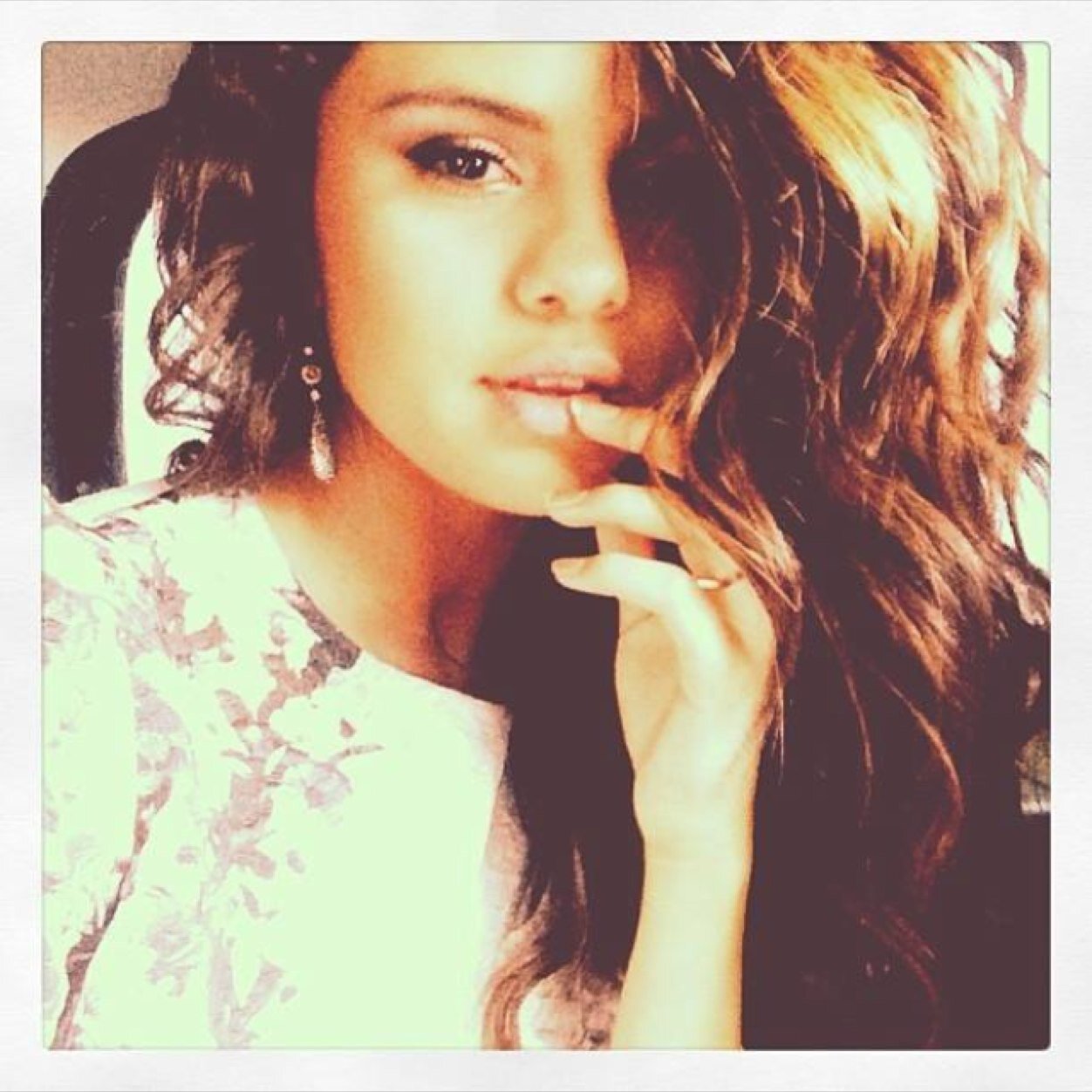 I am the real selena if you believe that i am the real selena then following me if you dont believe i am not the real then unfollowing me!