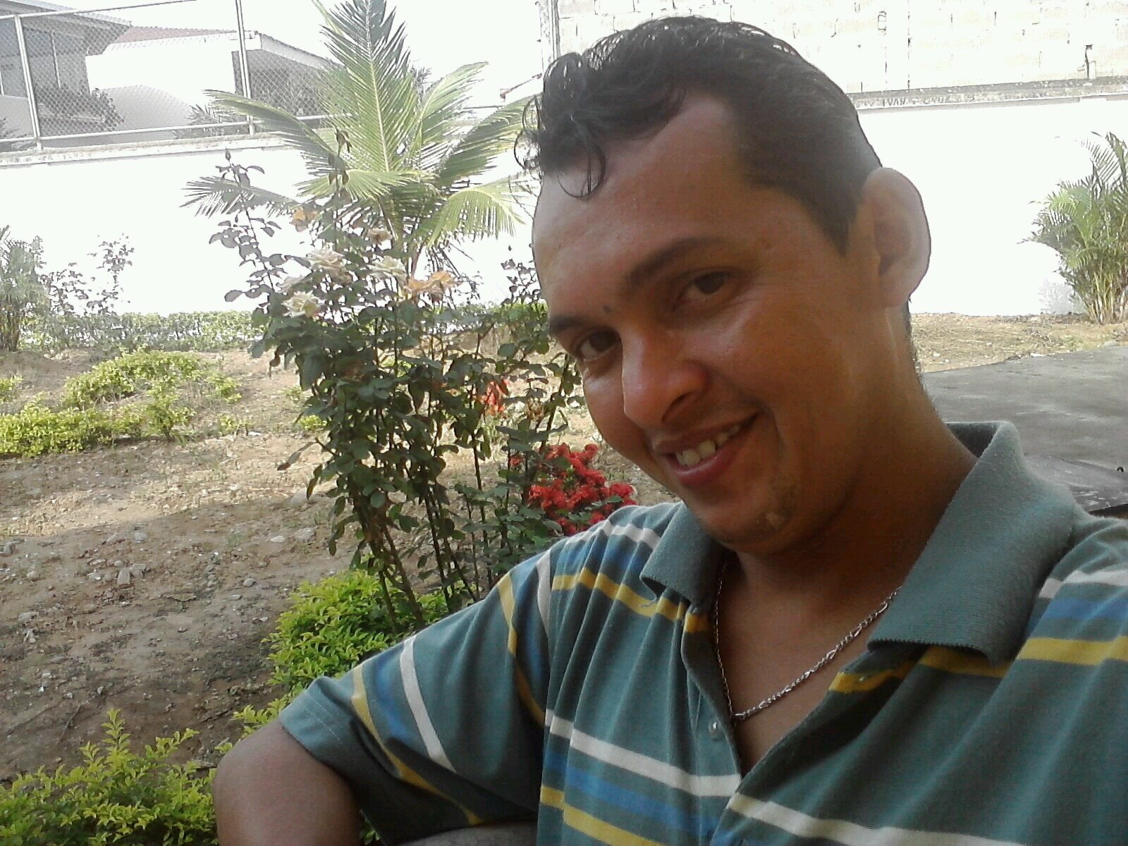 Amiguero, leal, sincero, cargoso, coqueto, familiero, apasionado, extrovertido y muy trabajador...