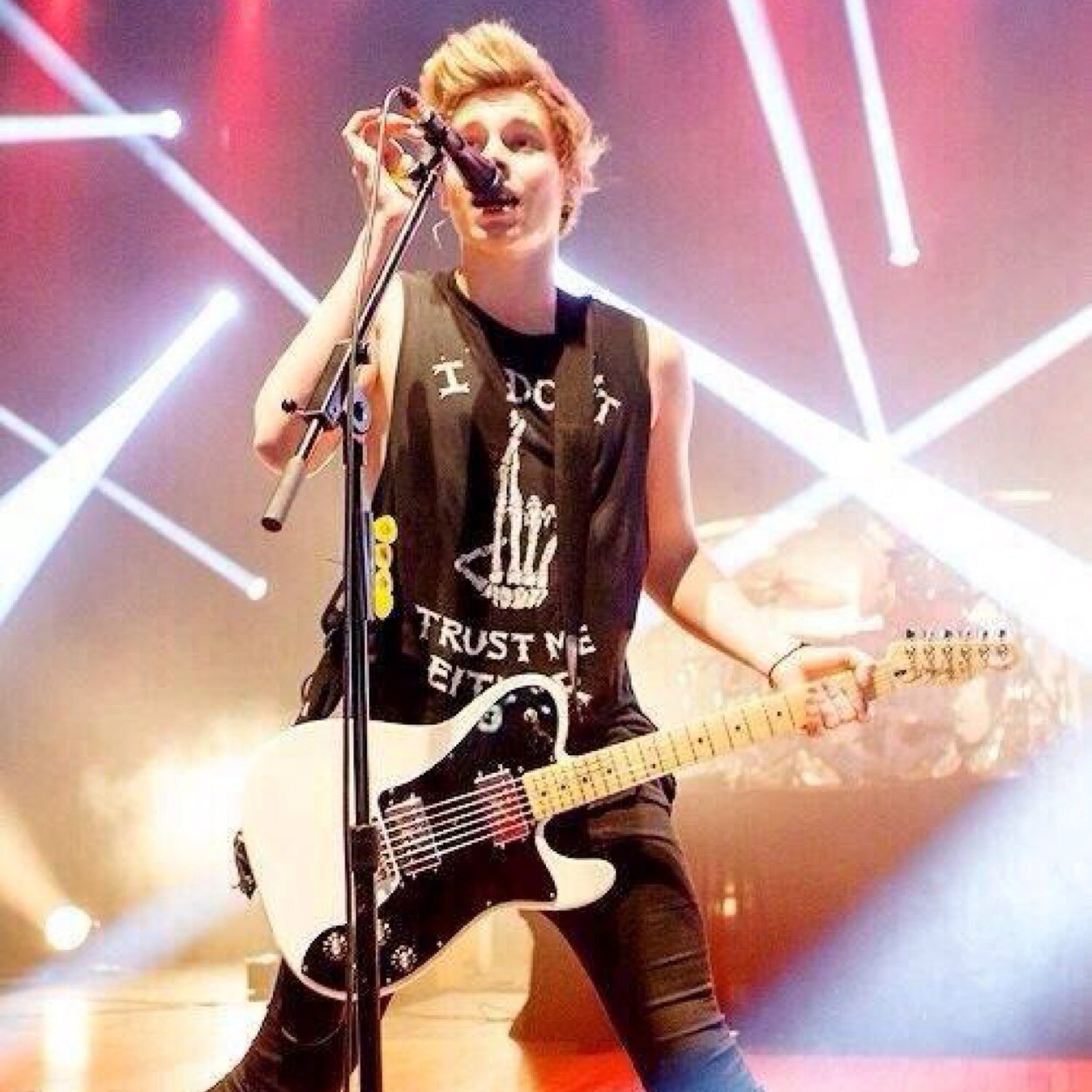 Hii! This is a free follow from @claudiadrob, follow her and you can ask her for a dm to luke :-) (dont follow this account)