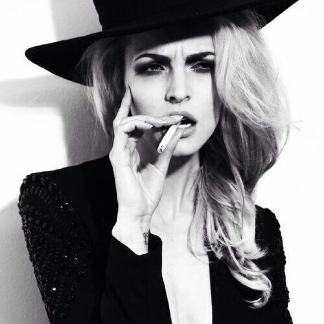 I love to smoke and I love guys that smoke. I guess you could say I have high standards. #StonerGirls #StonerNation #StonerBabes #DrugFamily ✌️