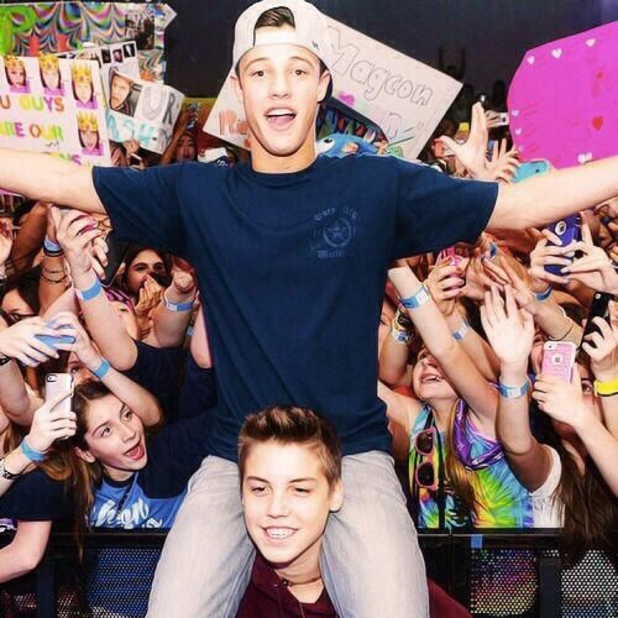 FOLLOW @hellaradannie IF YOURE A MAGCON FAN AND HELP HER GET TO 11k! ❤❤
