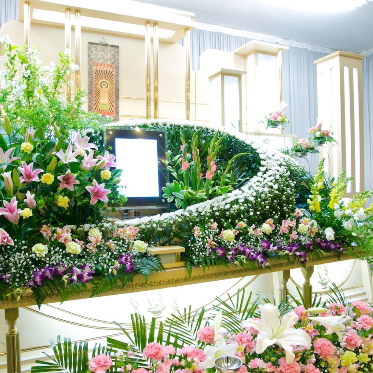 有限会社　花六（セレモニーホール　鞍心館）
葬祭業 家族葬.自由葬.一般葬 九州は福岡県の鞍手郡で葬祭業を！
また、地域では現在商工会青年部長の任期も終え相談役となんの相談事のない毎日を過ごさせてていただいております！ 

入会金10,000円のみの鞍心会員募集中！！