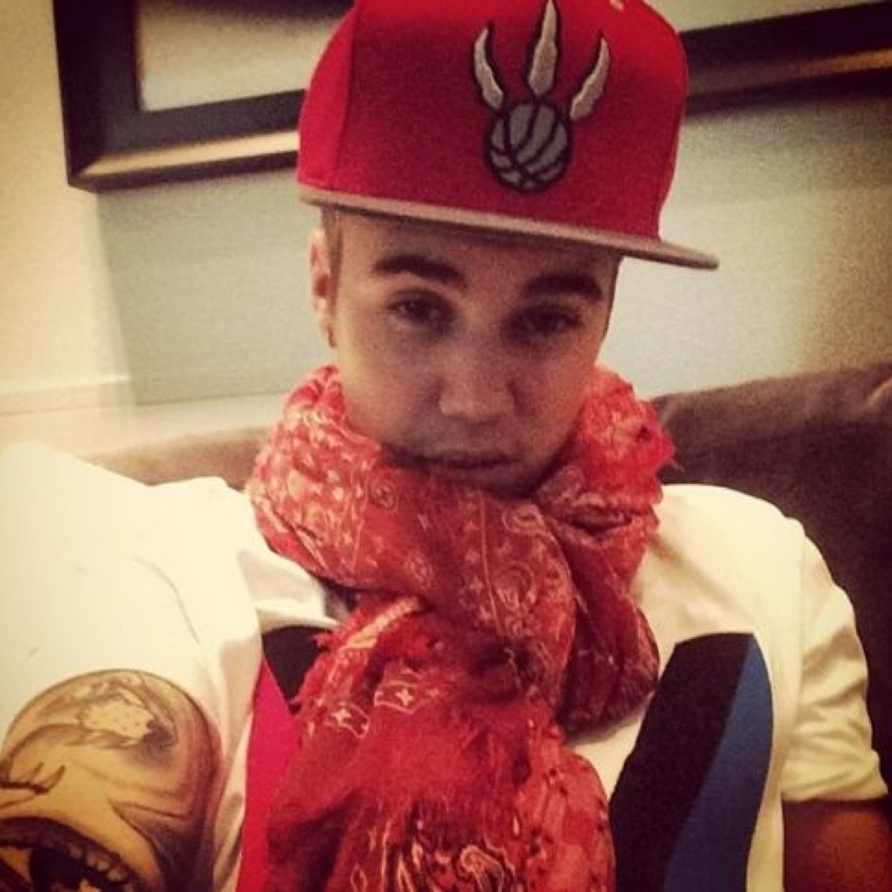Elo lovely people some basic things bout me are im a Belieber, Directioner, Mahomie, Angle, and 5sos!!!