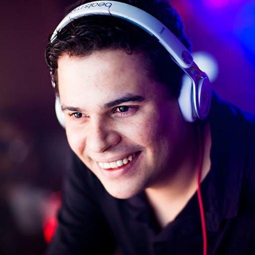 allyferraz's profile picture. 