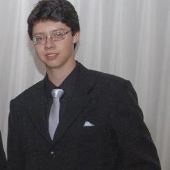 Soy un buen amigo, me gusta tocar la guitarra, cantar con amigos, jugar fútbol y sobre todo divertirme