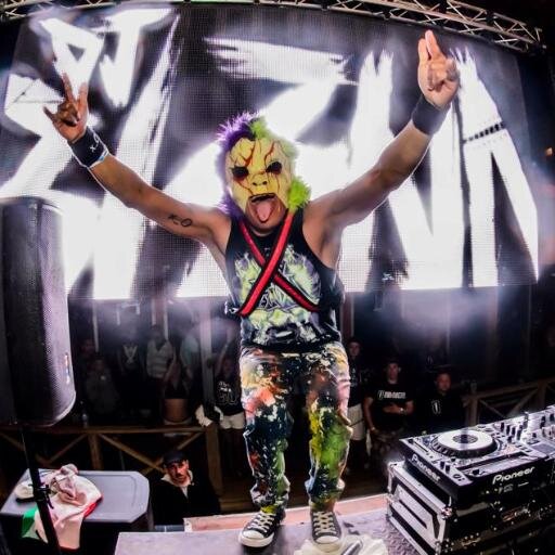 Stonser_tax's profile picture. Me Encanta Skrillex , Dj Bl3nd entre otros , me gusta hacer skate , mmm soy gamer , tambien me gusta el hip hop , tengo 14/5 años y eso x_O