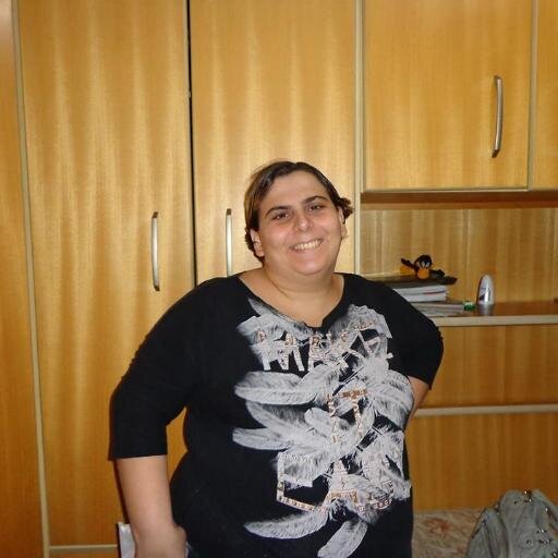 Nome: Vivian de Castro Gonzalez.  Signo: Áries.
Gosto: McDonald, cinema, shopping, gastar dinheiro.
Não gosto: Falsidade, intromissão na minha vida.