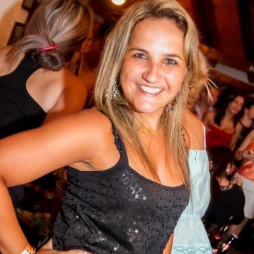 Personal Stylist. Amante da moda, samba e de boas risadas.