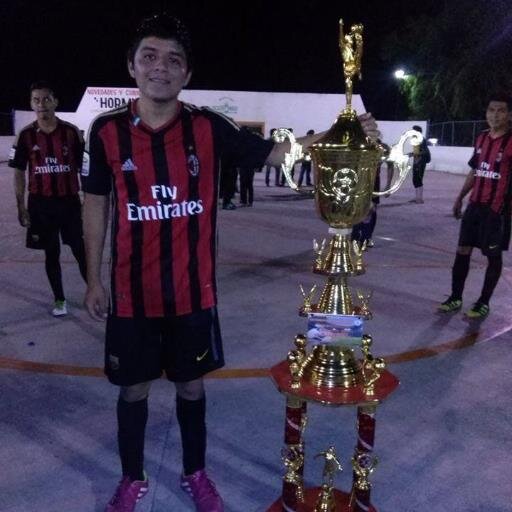 me gusta el futbol soy un buen amigo si quieren hablarme aganlo sin temor :)