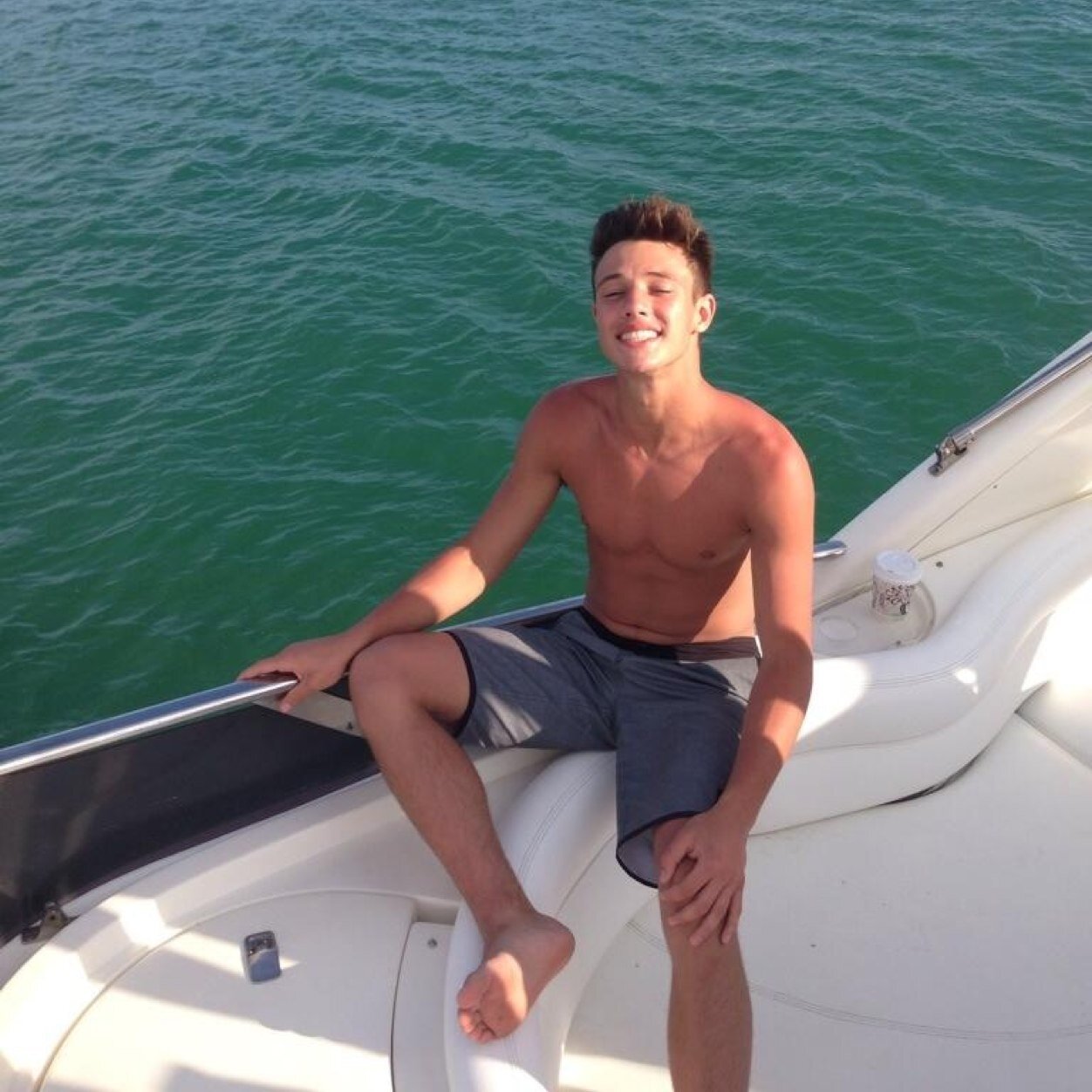 free follow by @GRINDINGRIERX bc she loves you