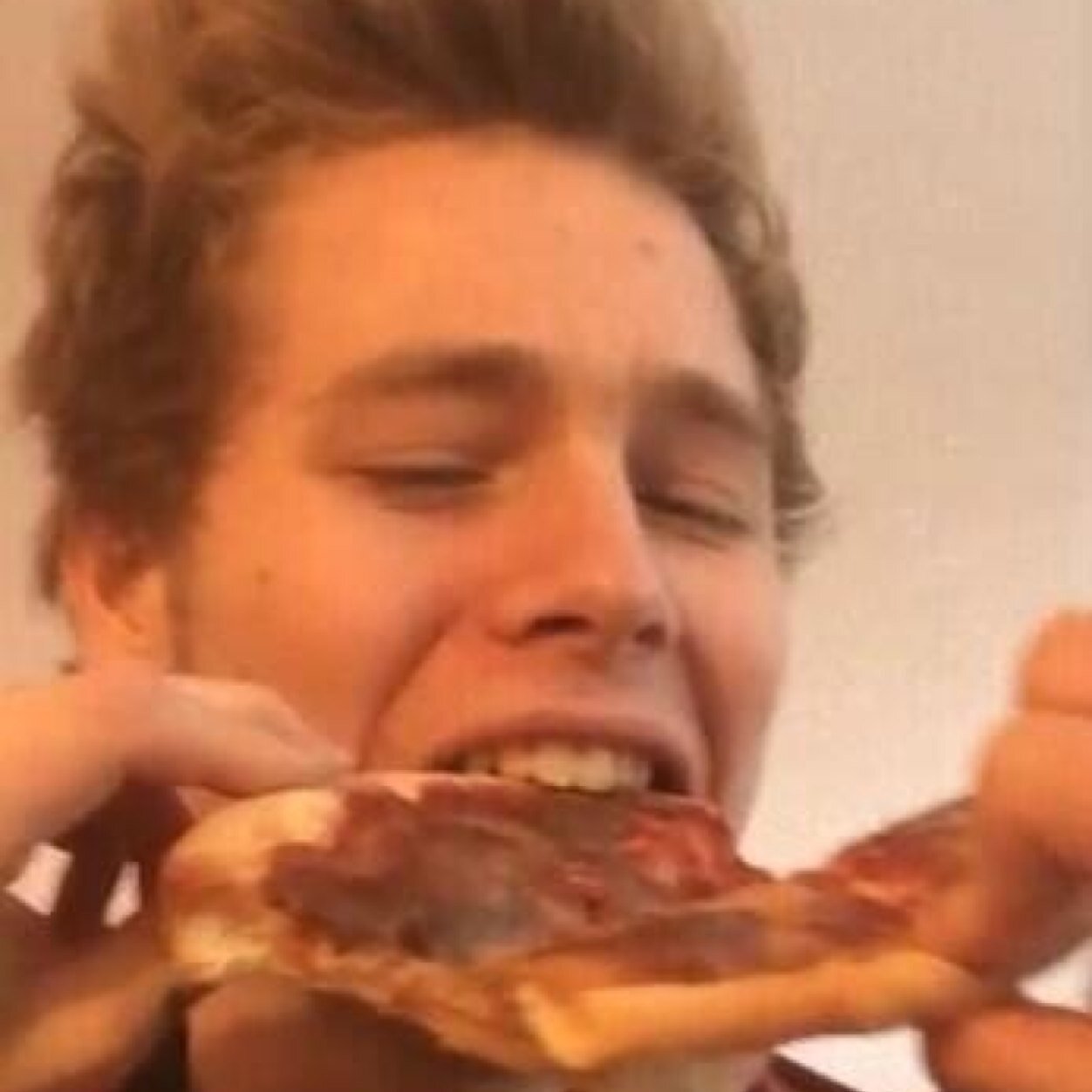 HEMMOPIZZAHUT's profile picture. FOLLOW @5SOSCOOLERS :) OR I UNFOLLOW
