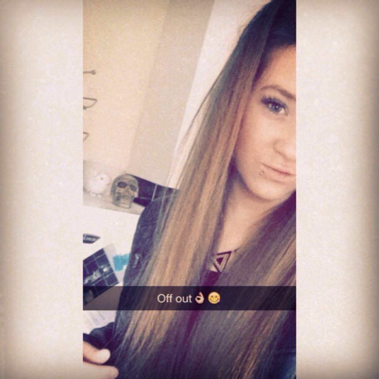 Snapchat// chloe_smith98xo
Instagram// the_names_chiz 

Follow-add me
