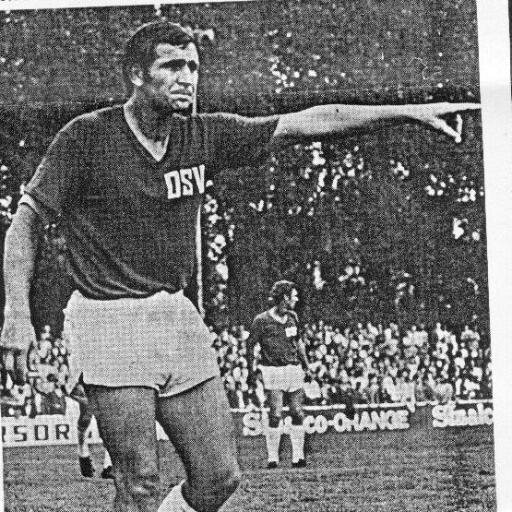 Fußballer, (Studentennationalspieler). Promotion (summa cum laude) Oberstudienrat (Deutsch, Geschichte). Schreibe Satiren über Golf, Fußball, Familie, Politik .