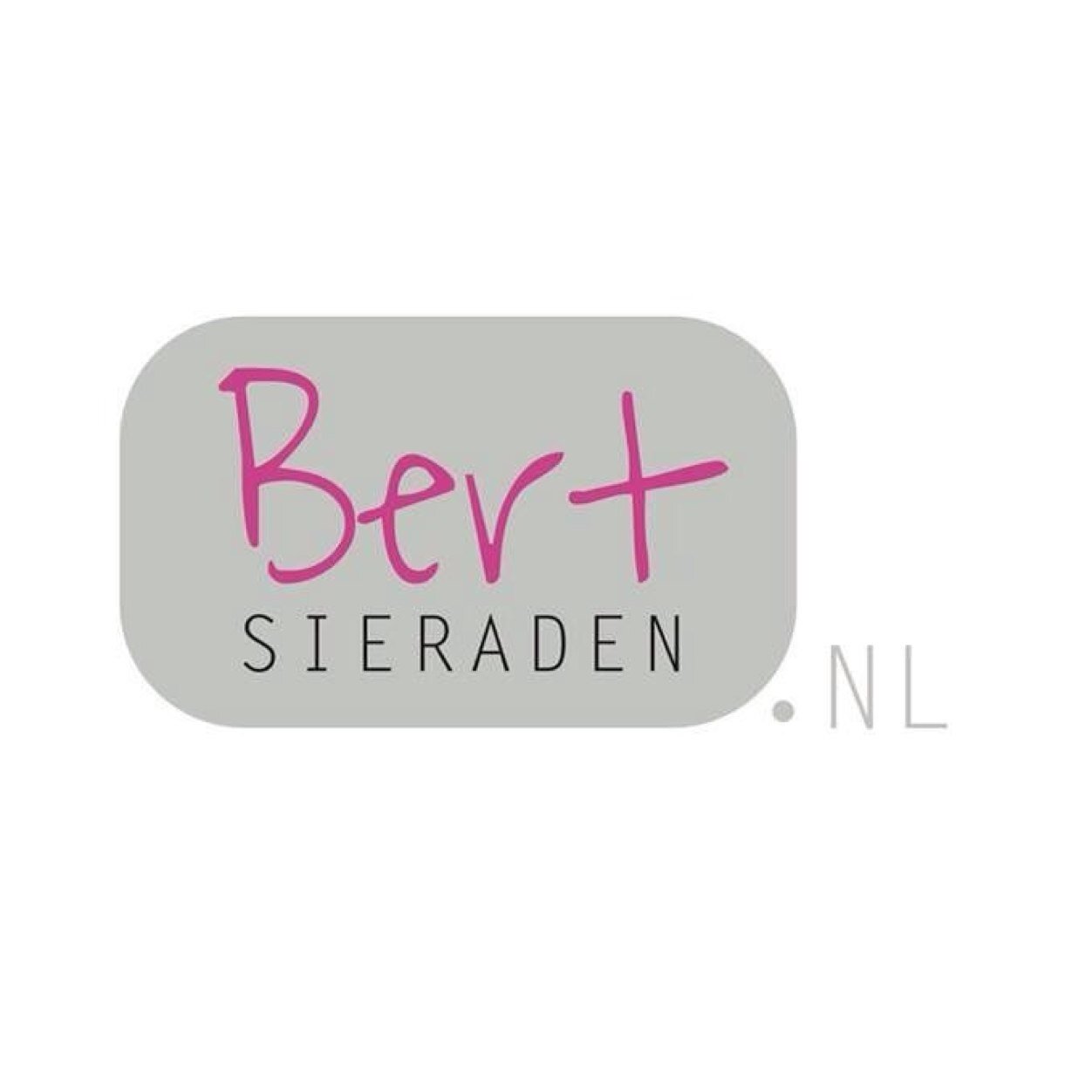 Bertie, 27, eigenaresse van https://t.co/Qrr0qeRVuS
