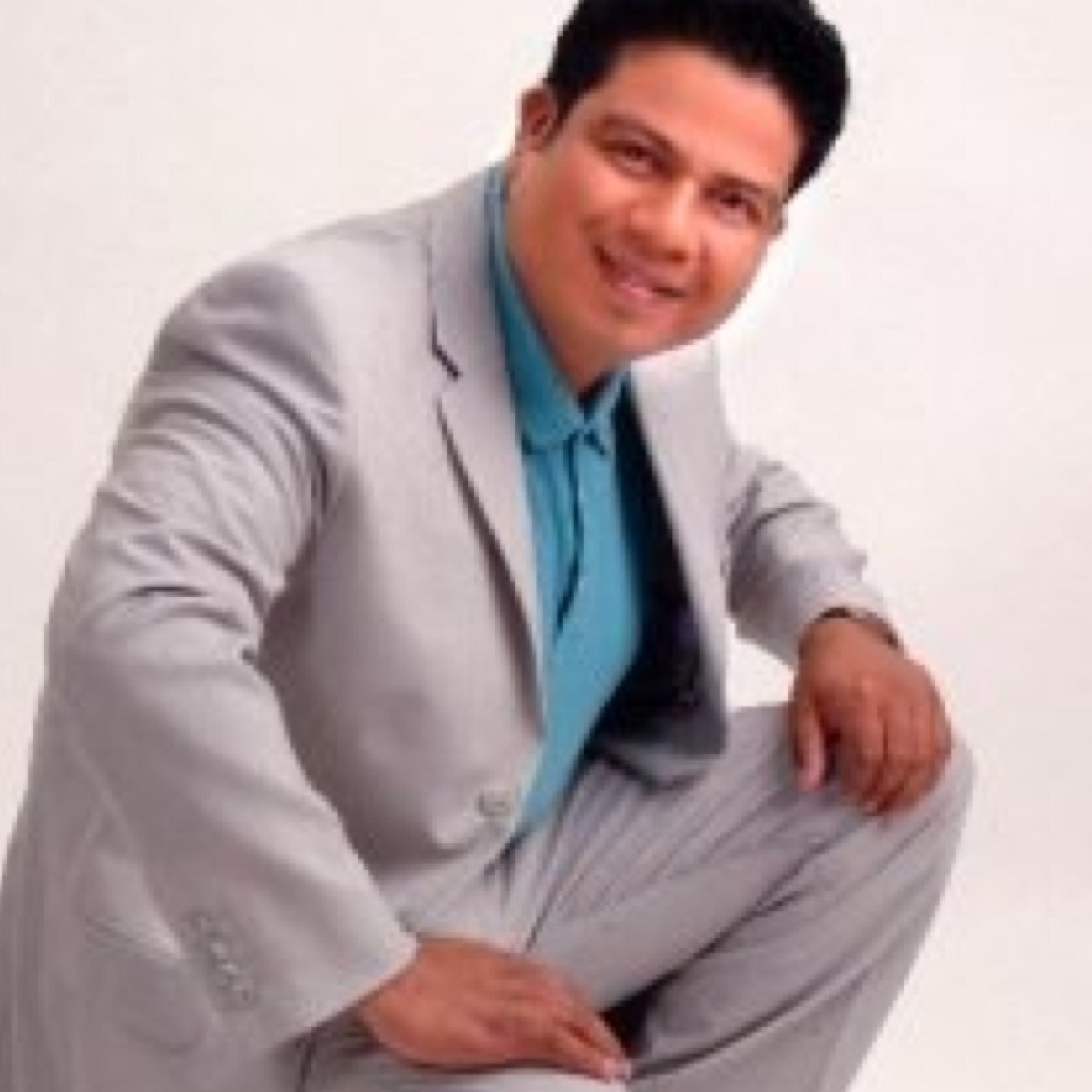 CARLOS TOSCANO ES COACH DE VIDA, CONFERENCISTA Y CANTANTE CRISTIANO DE MUSICA REGIONAL MEXICANA