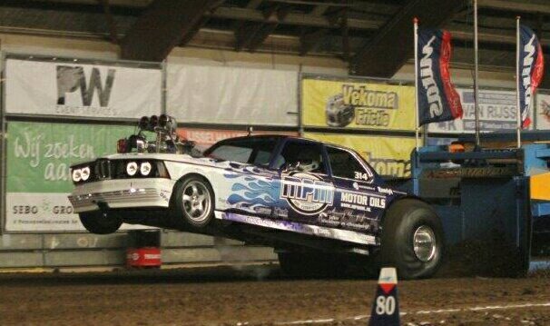 Pullingteam Admiraal houd zich bezig met tractorpulling,  in de TWD klasse. Wij rijden in een BMW 3-serie met een FORD Racing motor van ongeveer 2000PK
