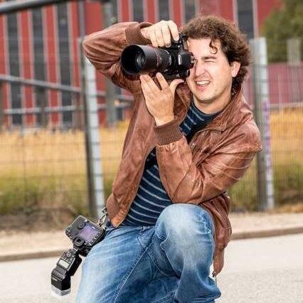 Professional Photographer/Videographer specialising in Corporate/B2B/Marketing Transport & Maritime. Living in Svedala, Sweden and also teaching photography.