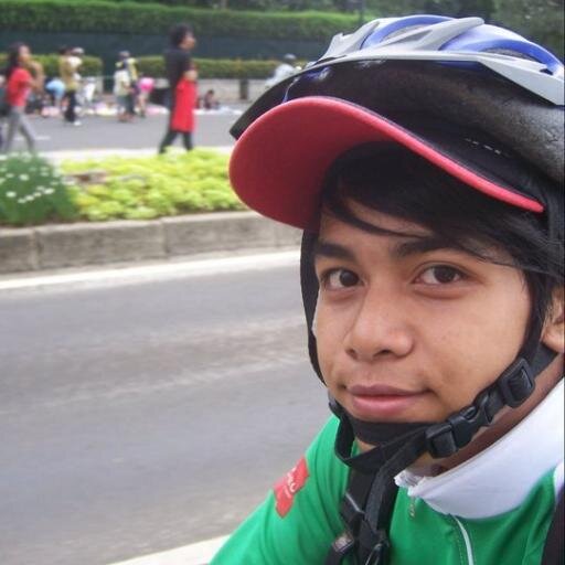 Mahasiwa Informatic┒('o'┒) 
 office worker too ヘ(^∇^ヘ) 
and i'm Muslim (◕ ‿ ◕)