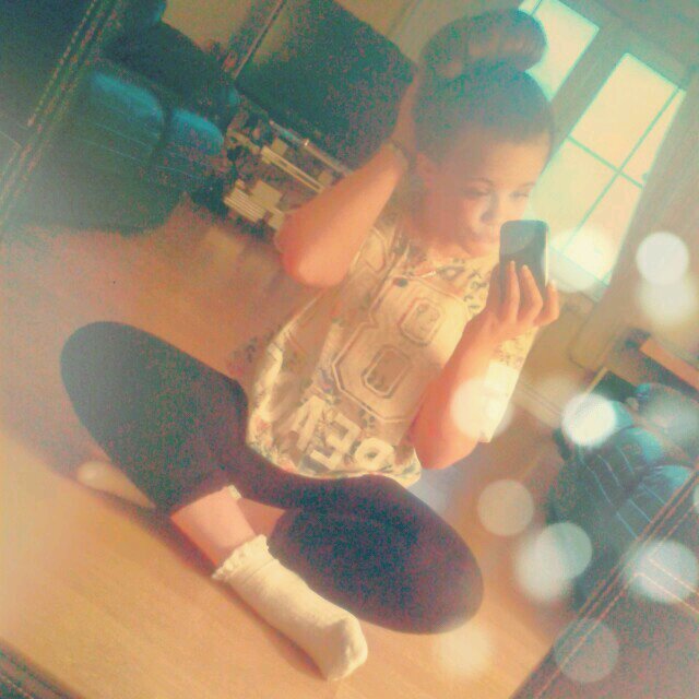 angelbuttonxoxo's profile picture. -follow me? 12 year old, im unique. in other words im not normal;)