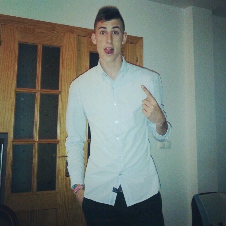 Apasionadoo del futbol me encantaa vivir la vida a mi maneraa :)) y me gustaa lo dificil y lo conplicadoo :))