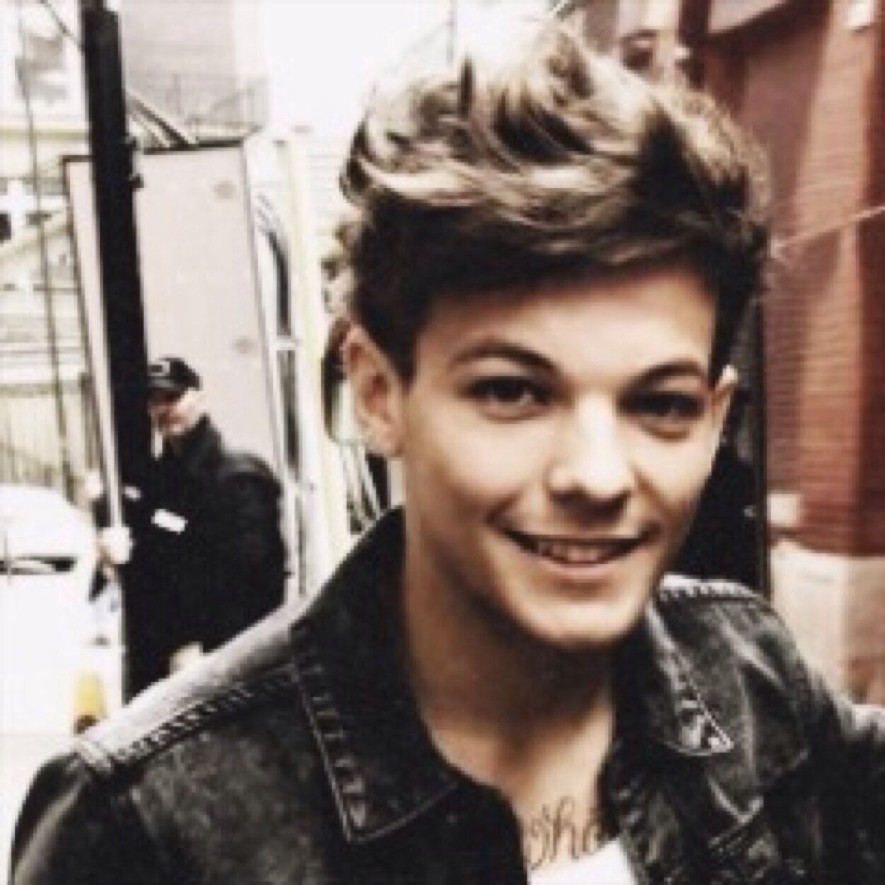 Hi! I gave you a free follow so please follow @xMaiden_1Dx and @happilylou_ and i'll follow back :)