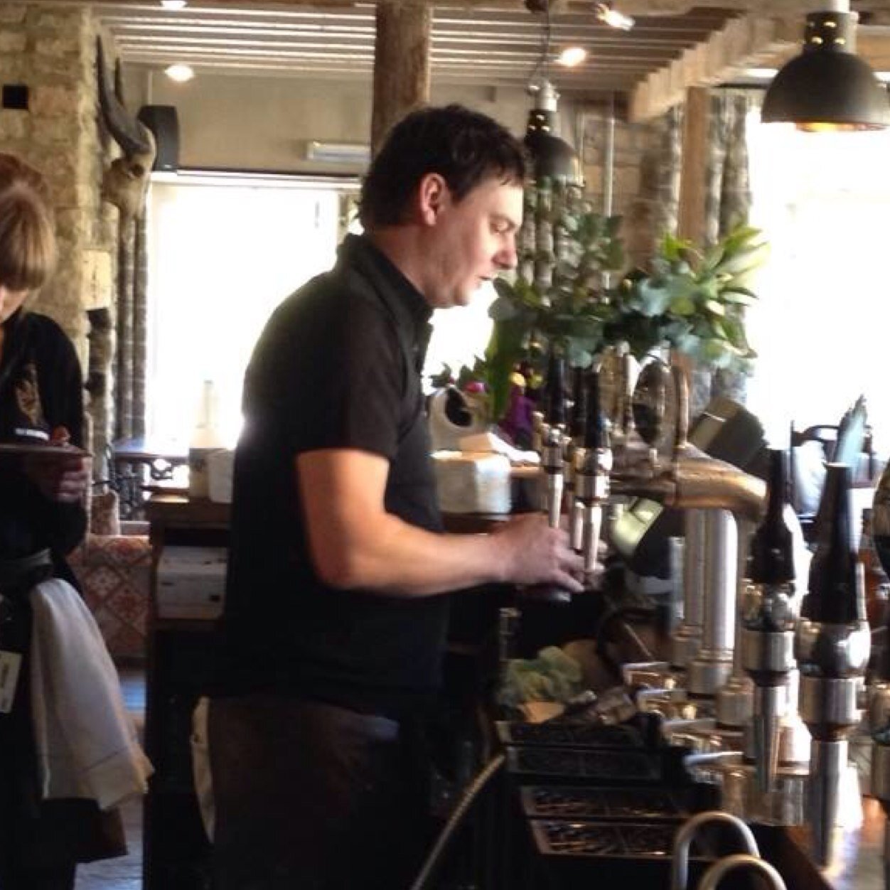 Stylish pub, stunning river location serving great food, great wines,super chilled beers, great for Sunday lunch or any occasion surrounding eating and drinking