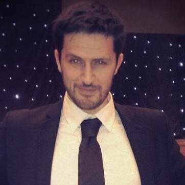 Fionakis_Pro's profile picture. Comédien et réalisateur Vidéo, il est un véritable caméléon sur scène, capable de se transformer en un nombre impressionant de personnages différents.