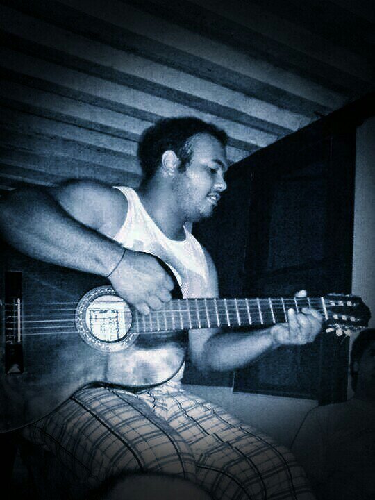 javimercado86's profile picture. Nacido en Bariloche. Criado por casi toda la Argentina. Hincha de BOCA. Estudiante de bioquímica y ponele que músico (EL LAMENTO DEL PERRO)