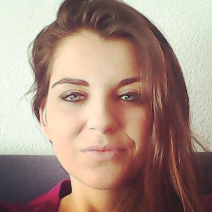 Exfumadora, pero siempre alcohólica. Nunca me corto el pelo. Futura decoradora. Me encantan las agujas y todo lo relacionado con la sangre. Pote forever