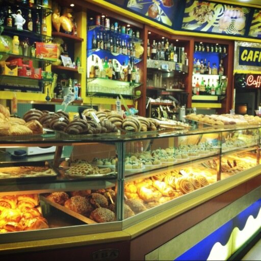 ilcornettonee's profile picture. locale giovanile e mezzo eta x tutti i palati ore serale da provare.tutte specialità veniteci a trovare.il cornettone napoli .apertura ore 19:00 riposo mart