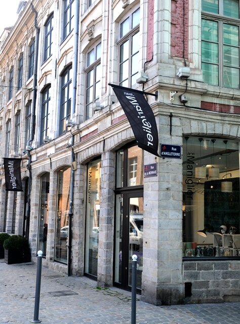 On passe rarement par hasard devant cette sublime boutique spécialisée dans la vente de tapis fait main et d'objets de décoration situé dans le vieux Lille.