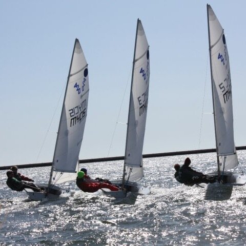 A sports dramedy centered around a high school sailing team on the North Shore of Chicago. 

Pilot written by Scott Bartuska 
Follow me and lets get it on tv!